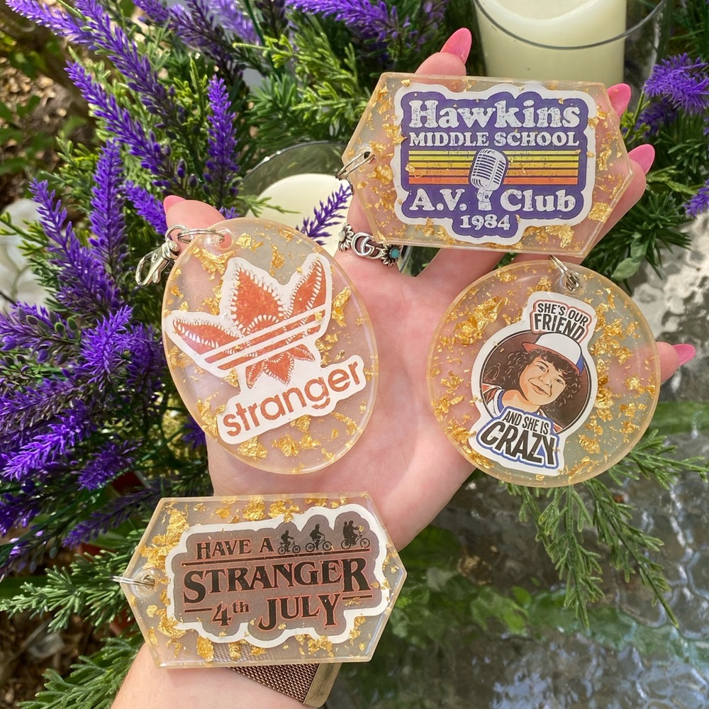 3 PACK Stranger Things Sticker & Gold Flakes Resin Keychains MYSTERY BUNDLE - Picture 11 of 16